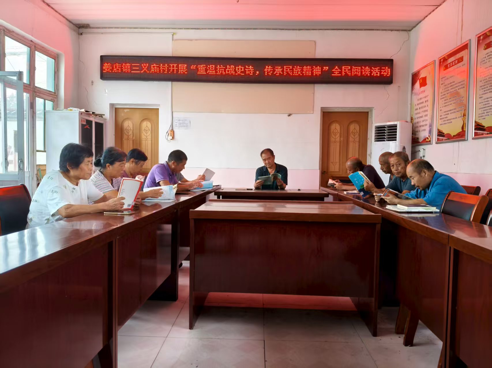 高唐县姜店镇三义庙村开展“重温抗战史诗，传承民族精神”全民阅读活动。
