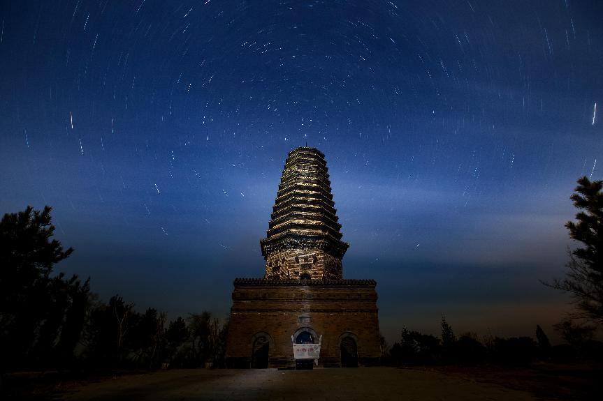 《星光映古塔》 王景茹