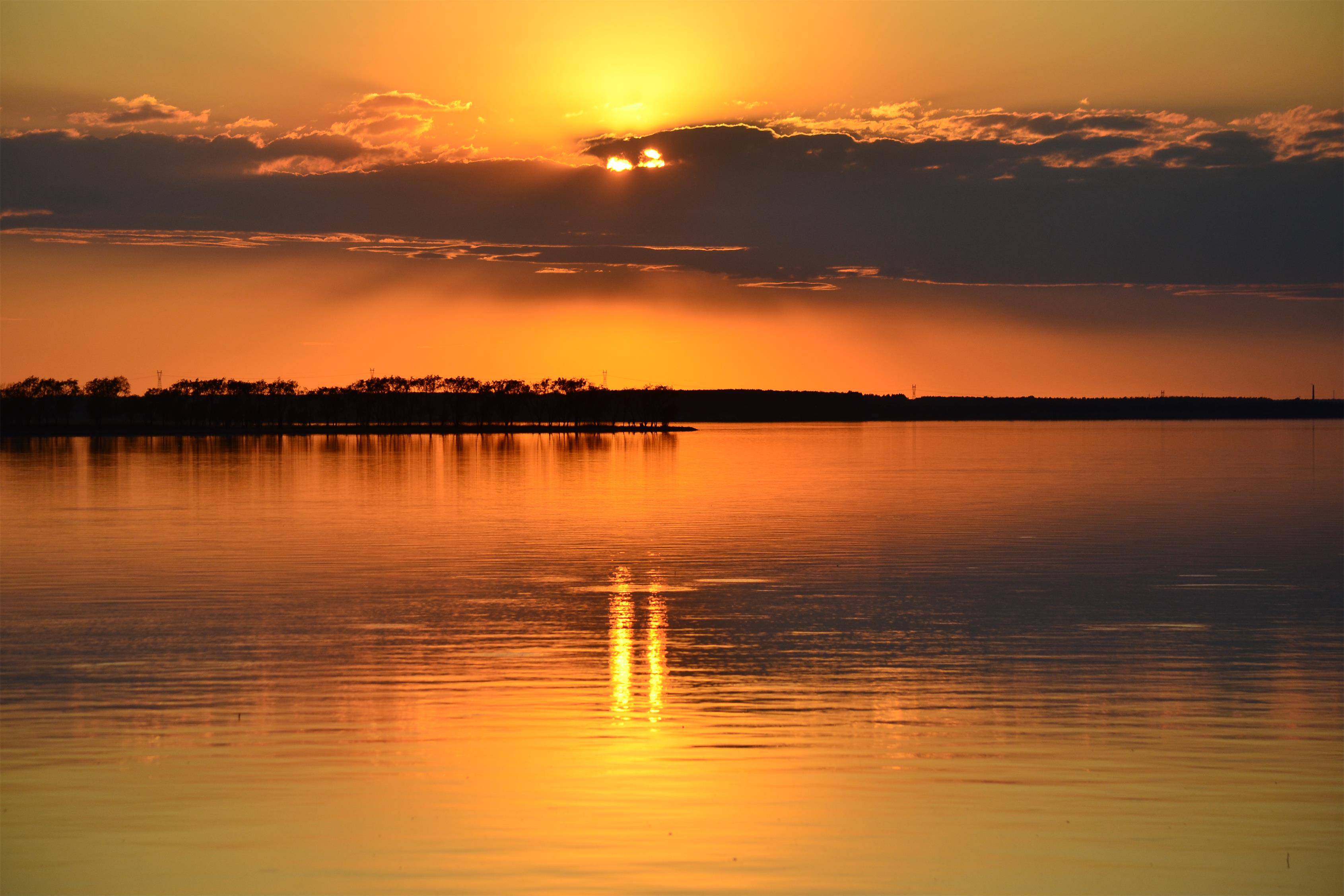 （夕阳下的康平卧龙湖）1.jpg