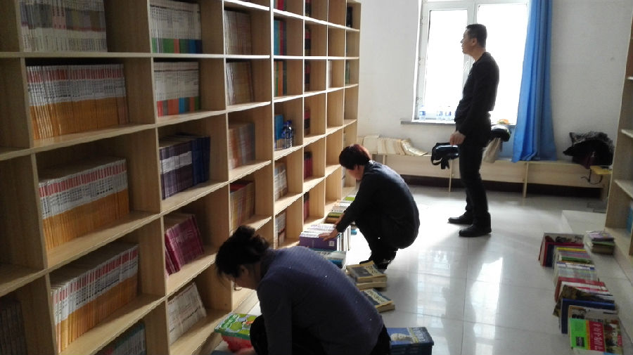 11月6日图书馆对和平小学分馆进行辅导活动3.jpg?v=1764963571384