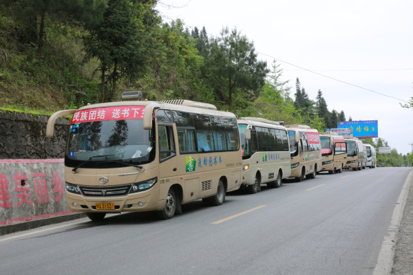 4月24日,恩施州流动“汽车图书馆”集体走出馆外开展活动