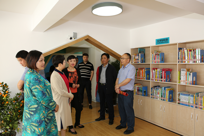 4月23日,恩施州图书馆高罗分馆开馆,湖北省图书馆副馆长、研究馆员王涛(左三),宣恩县常委、宣传部部长谢世辞(右一)进馆参观并指导_副本 4月23日,恩施州图书馆高罗分馆开馆,湖北省图书馆副馆长、研究馆员王涛(左三),宣恩县常委、宣传部部长谢世辞(右一)进馆参观并指导_副本.jpg?v=1762257151574