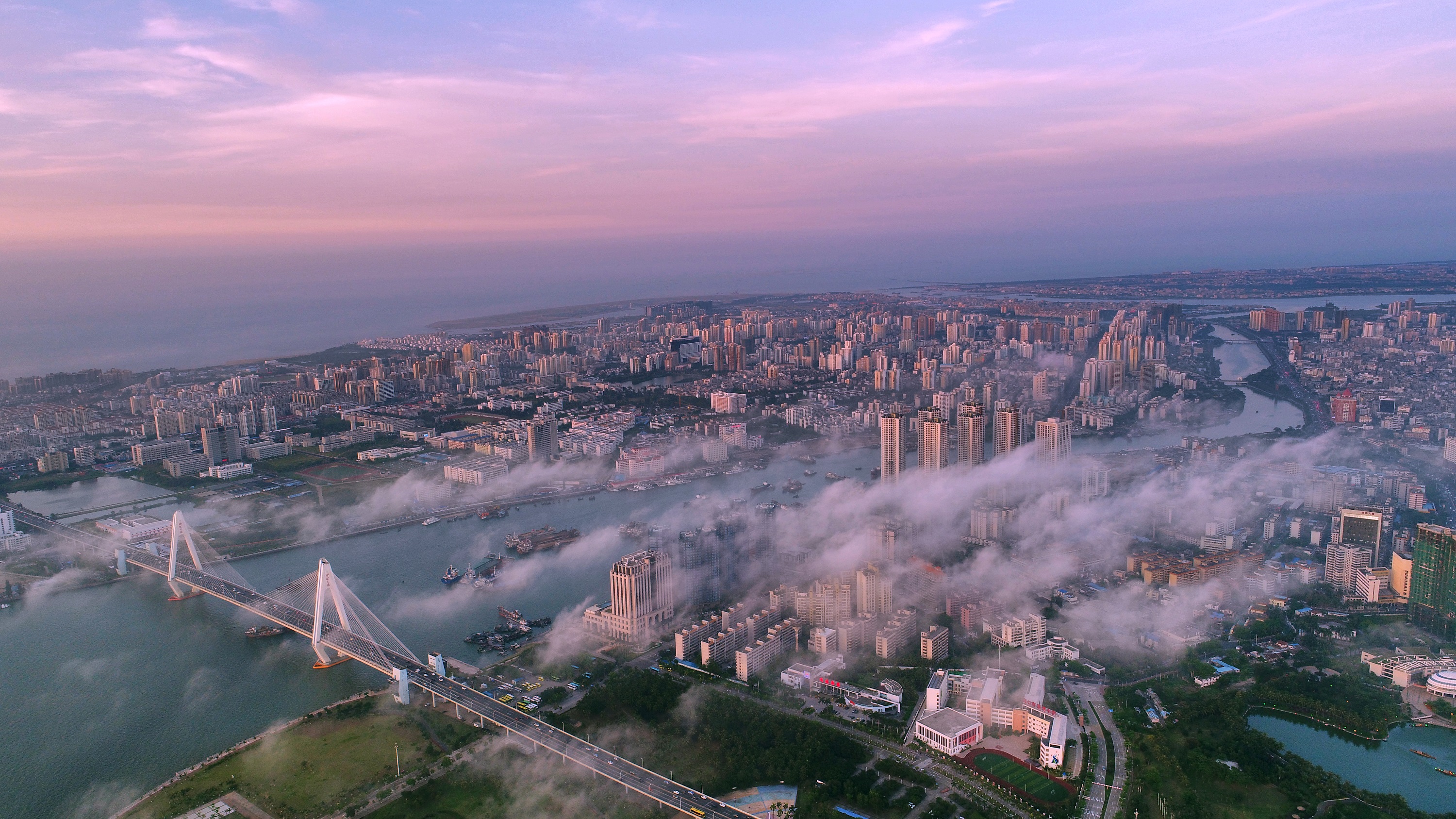 49-吴健华《雾色弥漫海口城》 49-吴健华《雾色弥漫海口城》.jpg