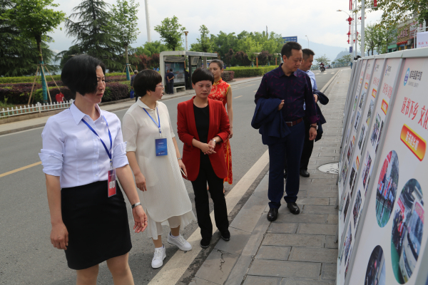 4月21日,恩施州公共图书馆阅读推广联盟在巴东县巡展现场,巴东县人民政府副县长黄艳妮(右二)、巴东县文体新广局党组书记、局长谭勇(右一)参观全民阅读活动推广展牌