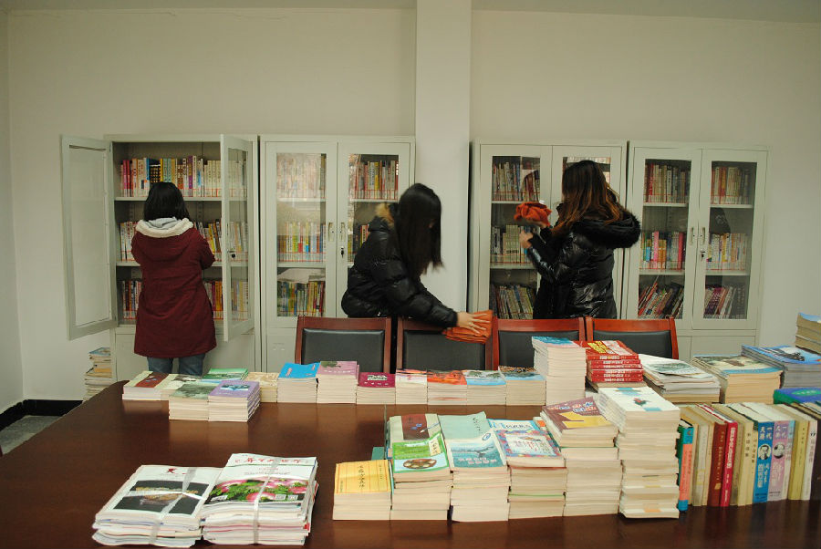 区图书馆 “学习雷锋精神”为光荣院图书阅览室打扫卫生照片.JPG