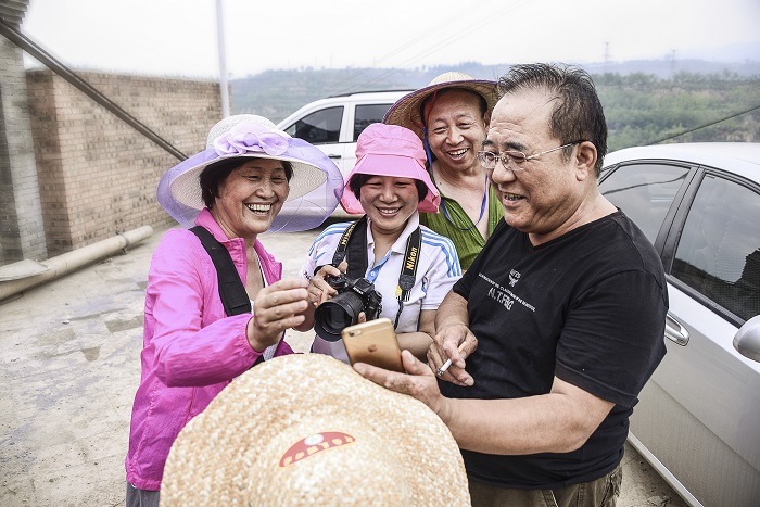 《开心的摄影师》-郝建中
