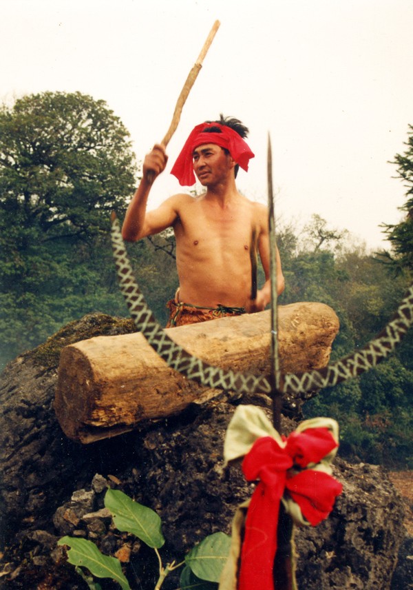 阿乌青年用棍棒击打出节奏