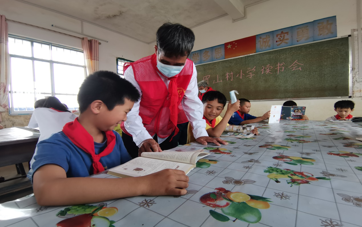 2022年5月30日，眉山村志愿服务队到眉山村小学开展新时代文明实践读书会活动。.png