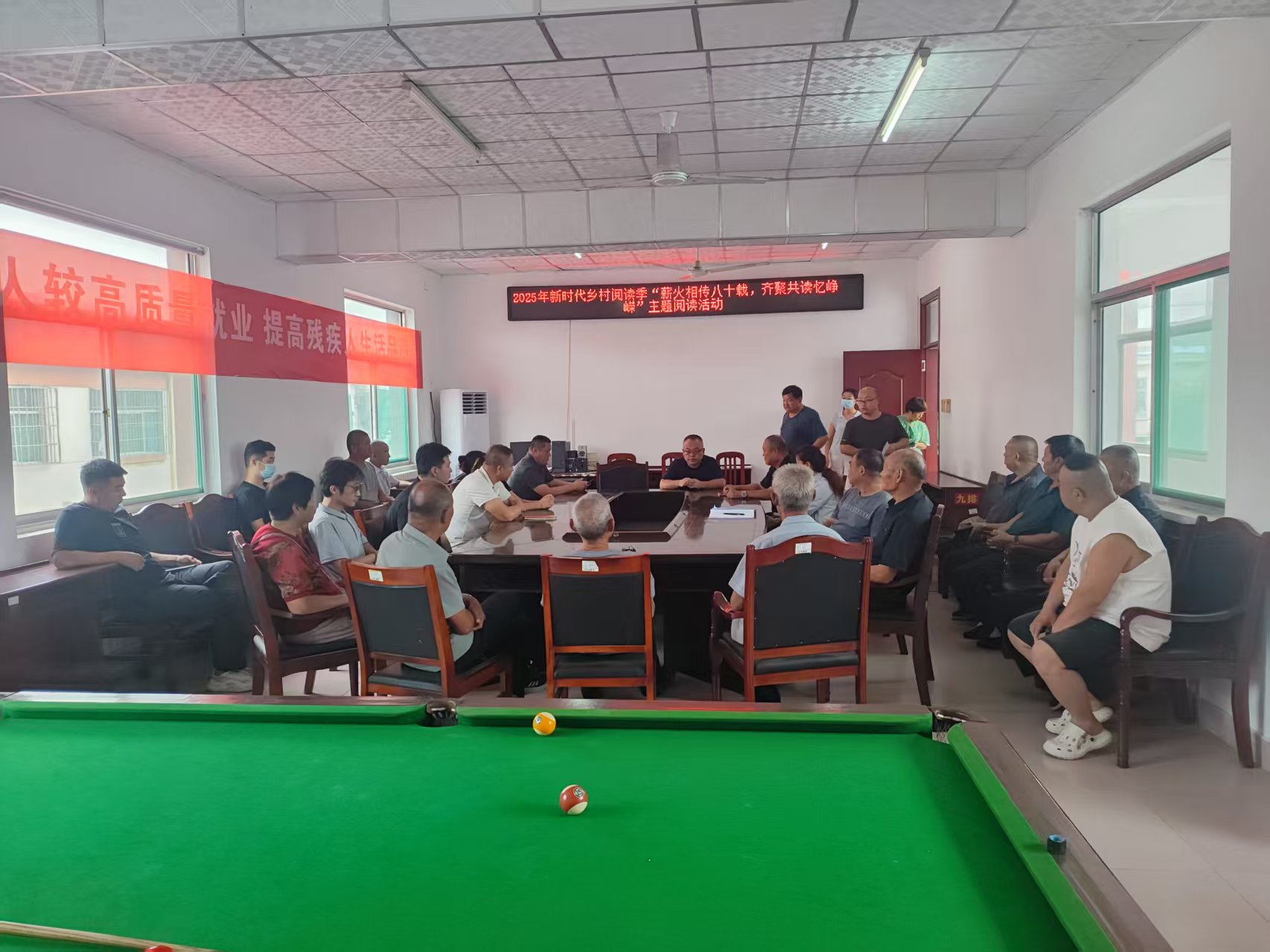 高唐县人和盛世社区农家书屋开展“2025年新时代乡村阅读季”“薪火相传八十载，齐聚共读忆峥嵘”主题阅读活动