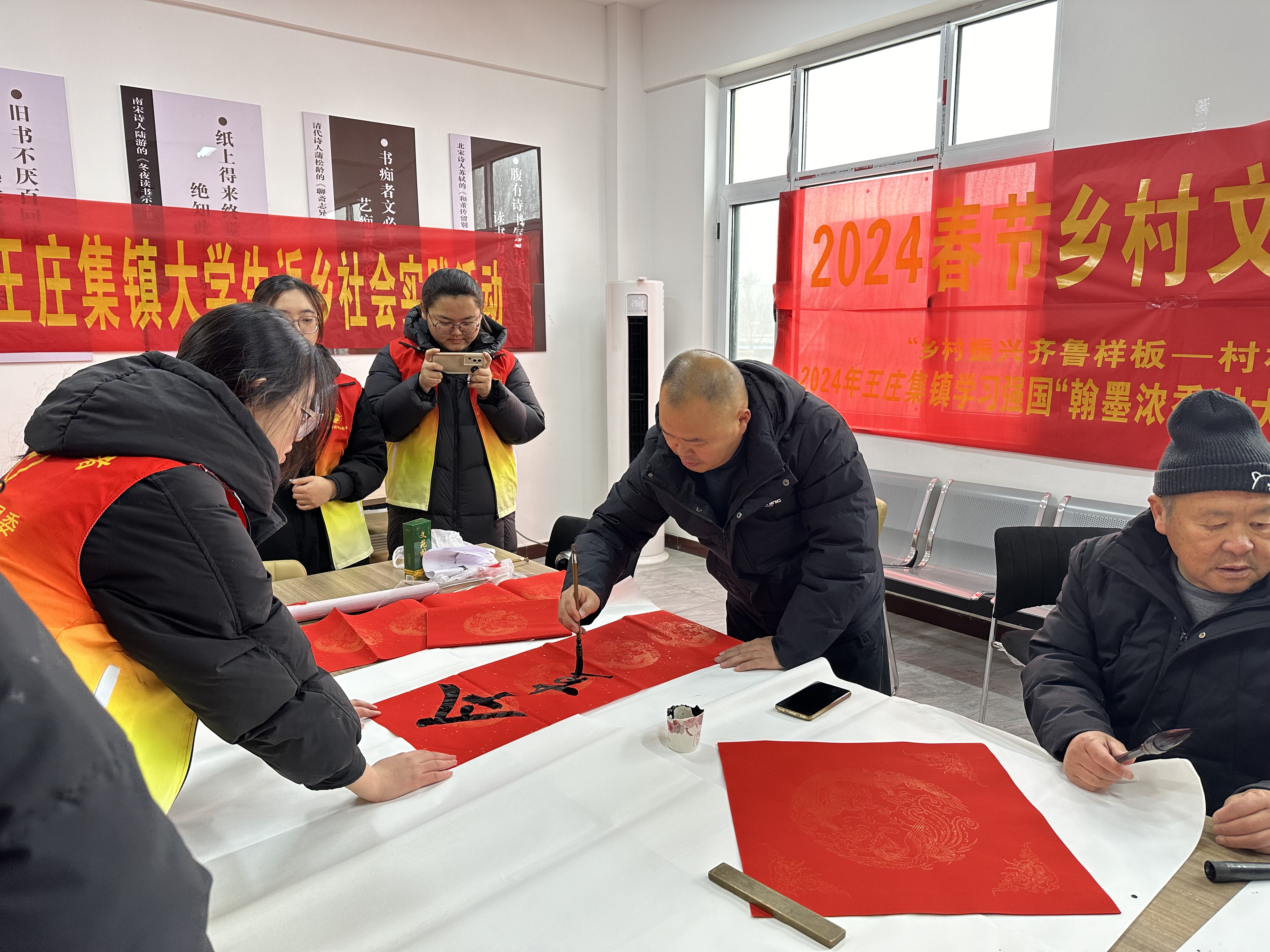【莘县】王庄集镇“喜迎新春写对联，情暖群众送祝福”主题活动