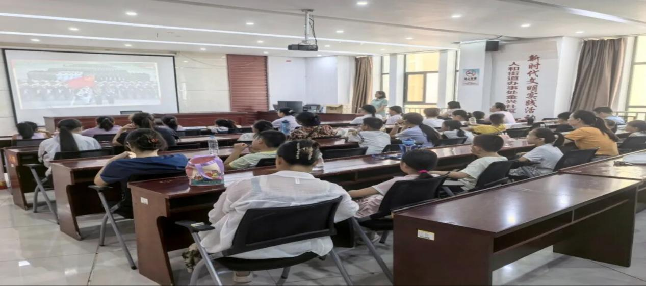 高唐县人和街道金兴社区开展“我们的中国梦 文化进万家”党建领航红邻路 亲子手工忆烽烟活动