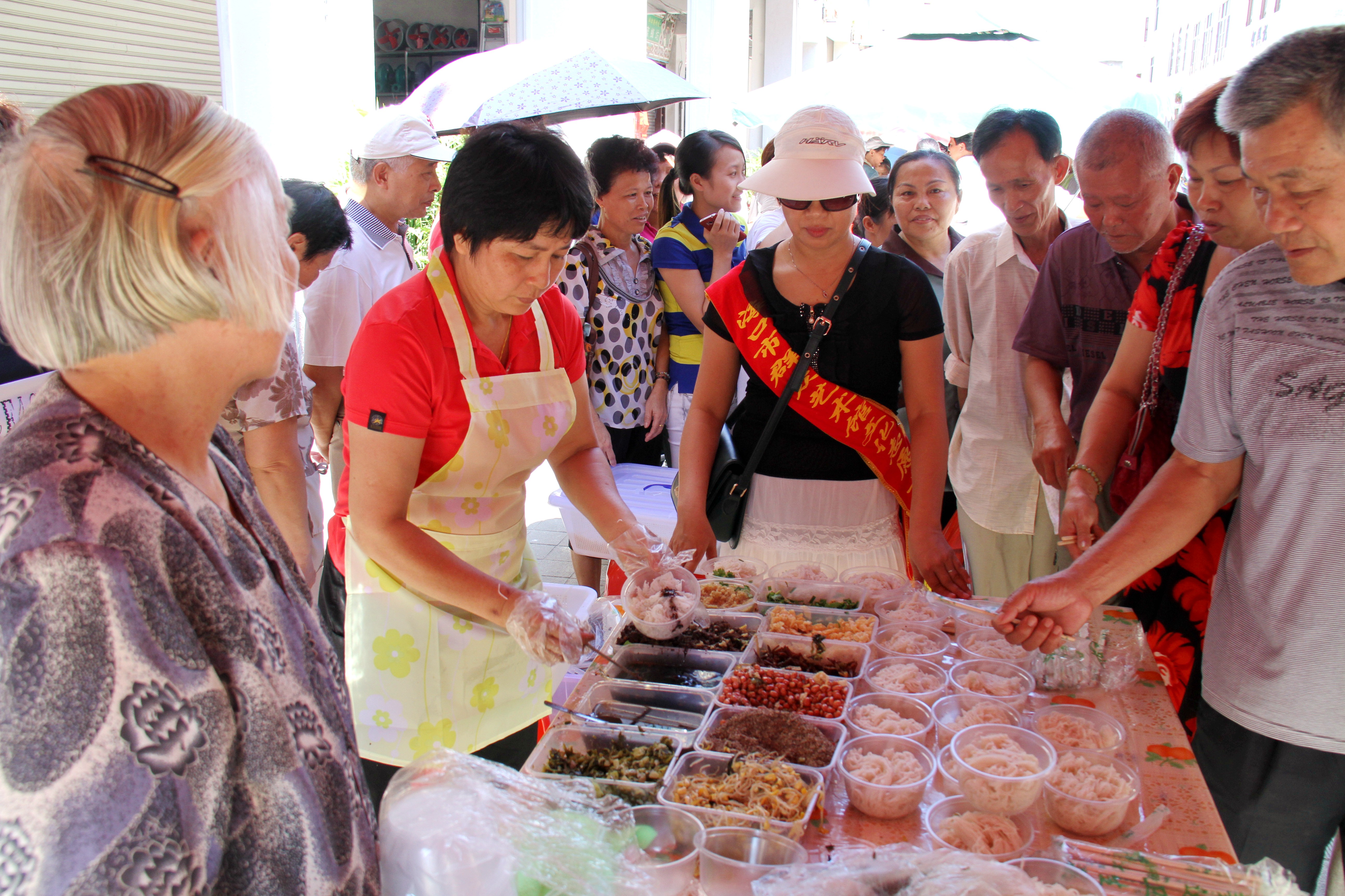 传承人宋亚琼在销售海南粉 传承人宋亚琼在销售海南粉.jpg