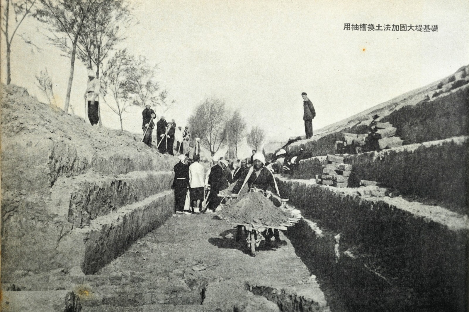 04.对于堤防薄弱堤段,采取抽槽换土的方式加固