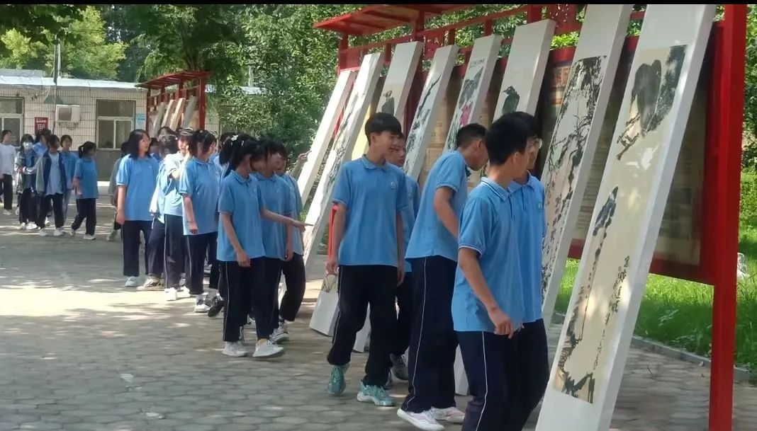 林荫画展进校园.jpg