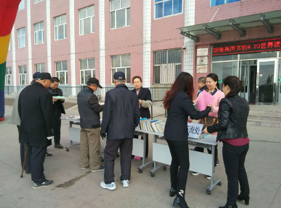 工作人员发放宣传单.jpg?v=1764963881459