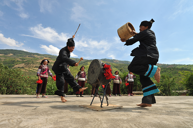 传承人陶元明表演铜鼓舞-(2)