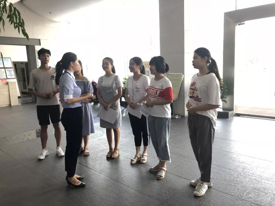 2018年7月26日暑期志愿者培训 小型课堂 帮助他们尽快走上各个志愿服务岗位,在旅游旺季为广大游客提供更好的服务 2018年7月26日暑期志愿者培训 小型课堂 帮助他们尽快走上各个志愿服务岗位,在旅游旺季为广大游客提供更好的服务.jpg