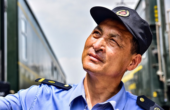 《铁肩担当》组照 张晋彤摄 《铁肩担当》组照 张晋彤摄.jpg