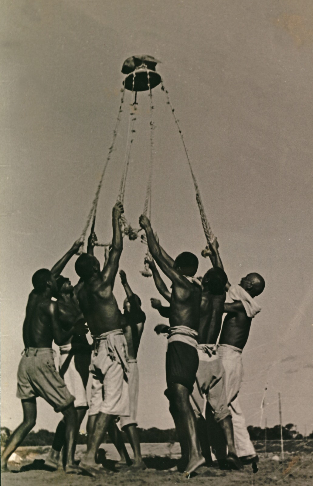 01.第一次大修堤期间,黄河硪工加固堤防。图为1959年 硪实标准为“上三打二”,即虚土厚30厘米,硪实后厚20厘米。硪花密度达到每平方米25个。图为碌碡硪(60公斤)。
