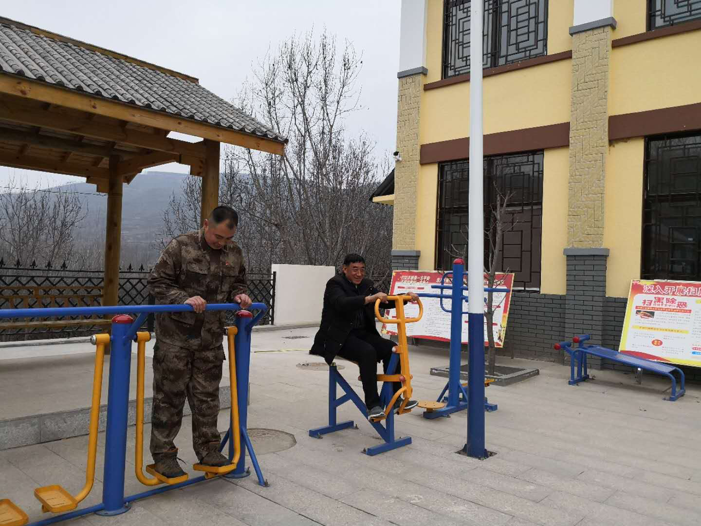 村民在新安装的健身器材上参加健身活动 村民在新安装的健身器材上参加健身活动.png