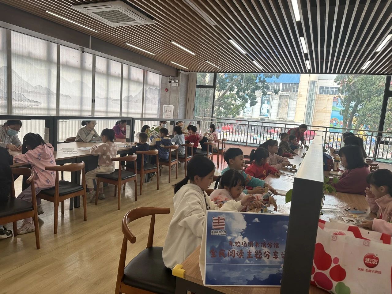 龙门县图书馆东较场分馆开展磁力滑板科学实验小制作活动