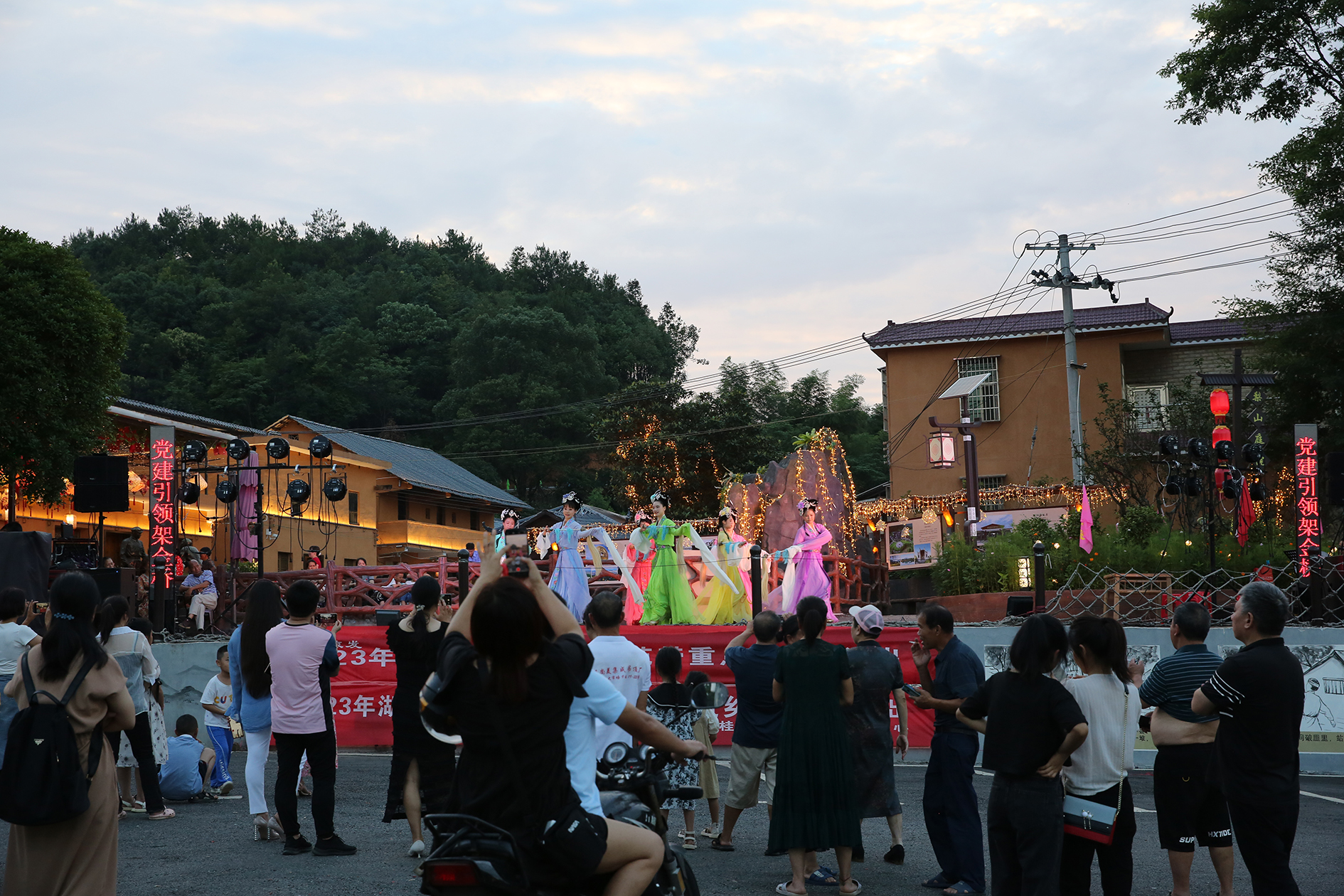 6月11日夜宿梨山送戏下乡.jpg