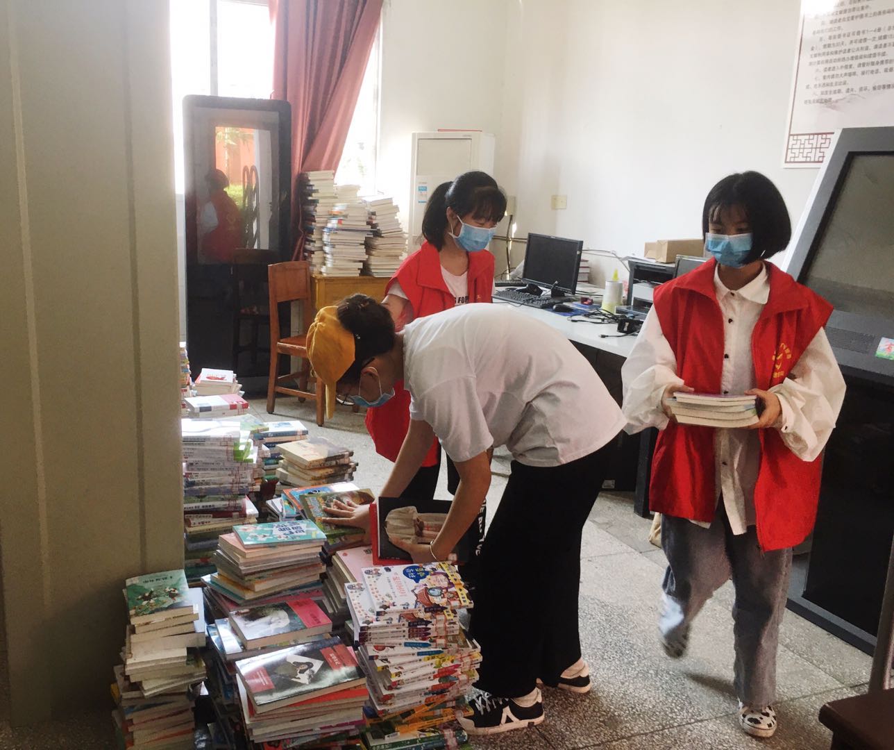 5月13日未成年人志愿者在区图书馆藏书室开展图书整理上架志愿服务活动