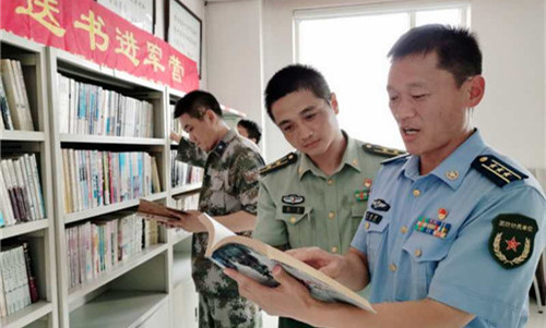 4、“送书进军营”活动不仅为增长官兵知识、丰富业余生活、缓解工作压力营造了良好的学习工作生活氛围,同时也为军人们的工作和训练提供了源源不断的精神动力。