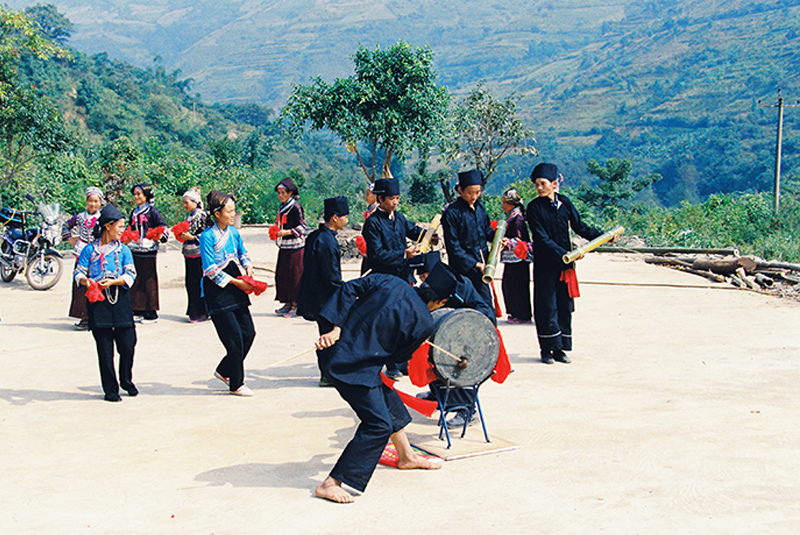 传承人陶元明表演铜鼓舞-(3)