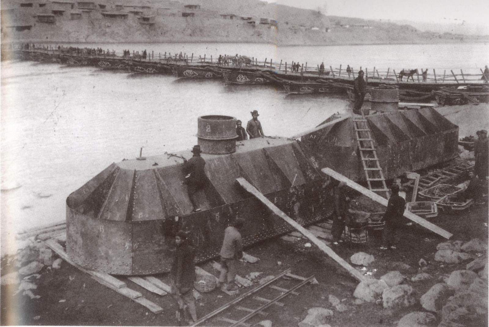 1908年建设中的黄河铁桥