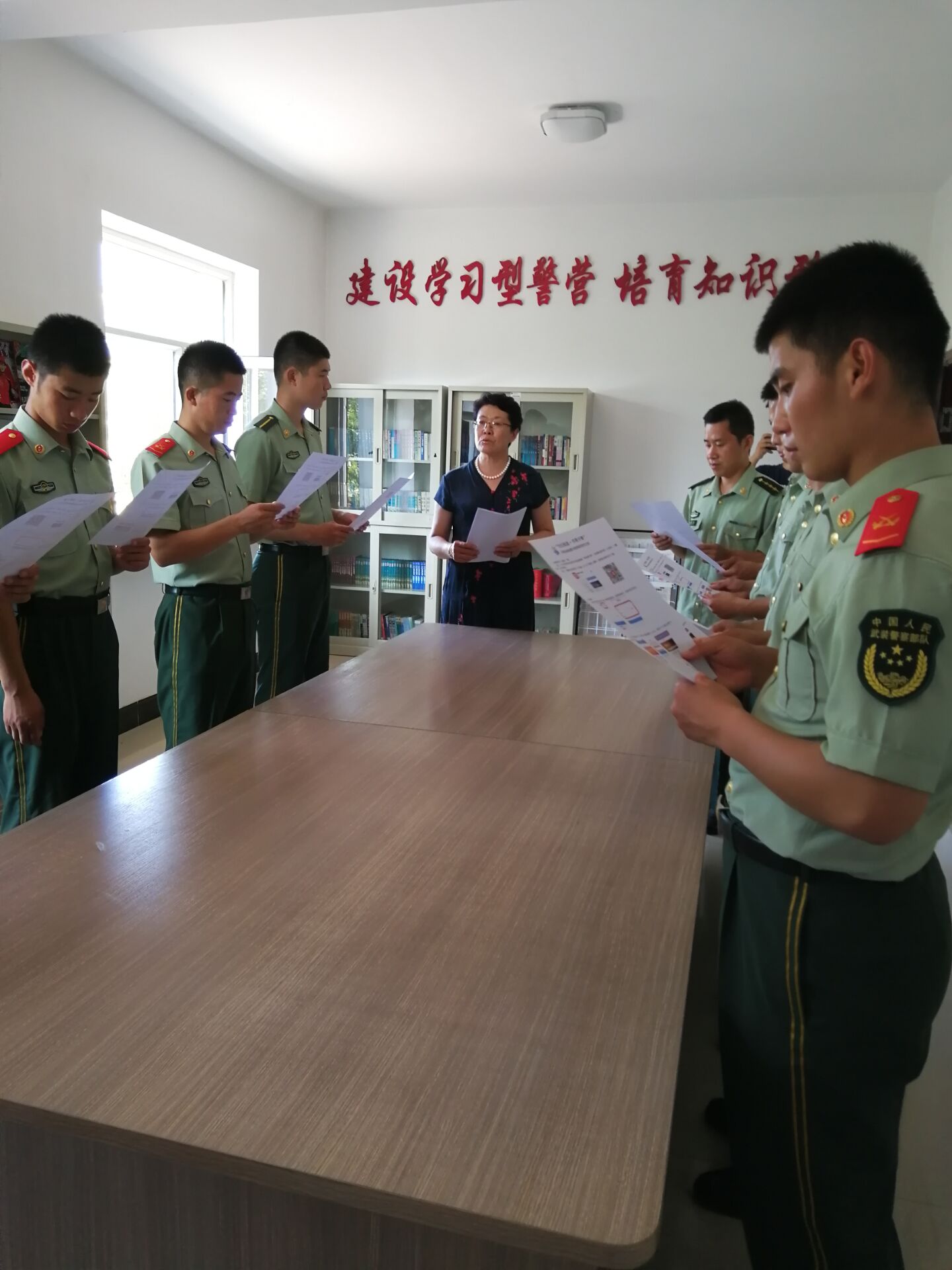 何馆长为武警官兵介绍移动图书馆