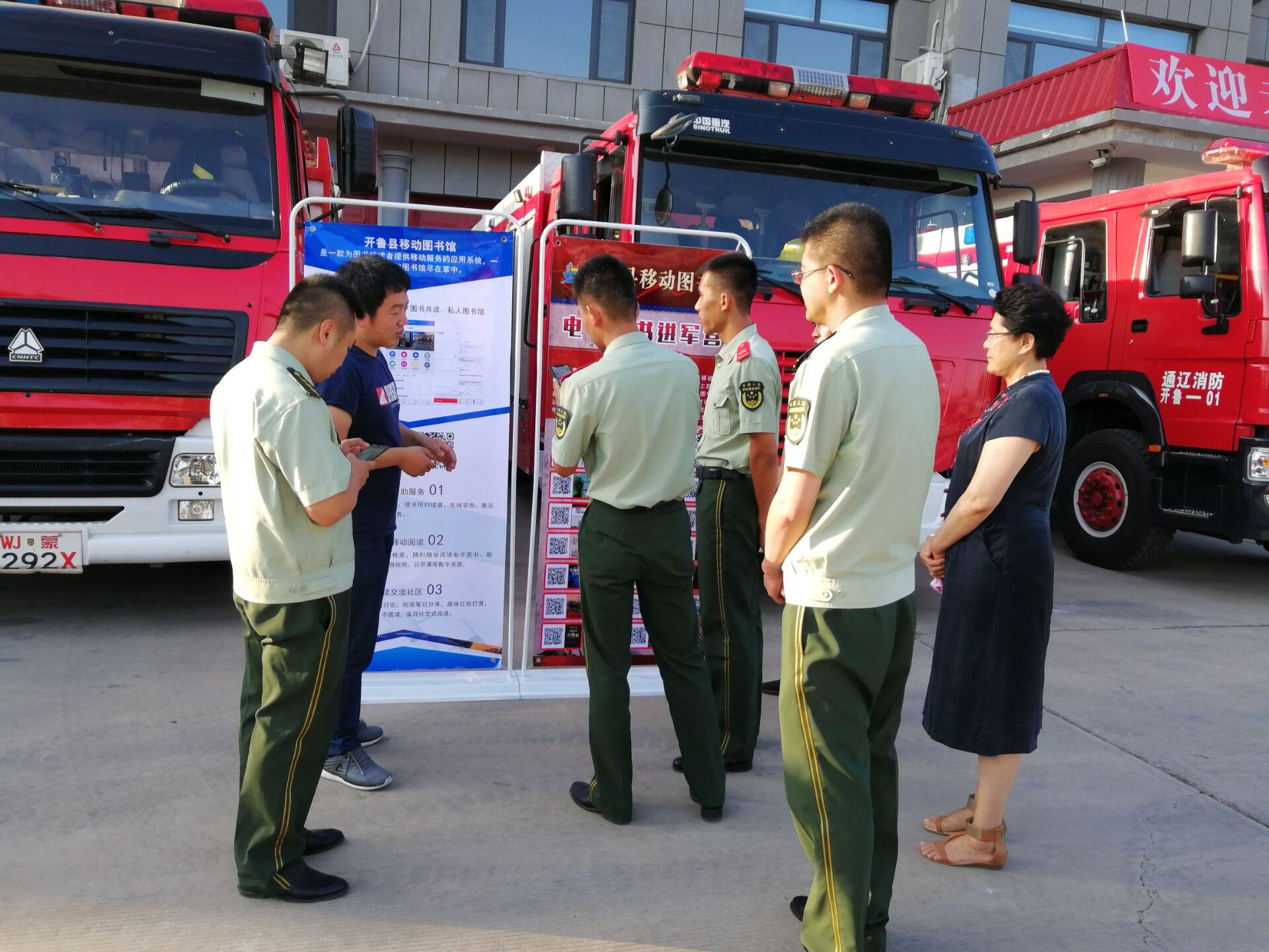 技术人员为消防官兵讲解使用方法