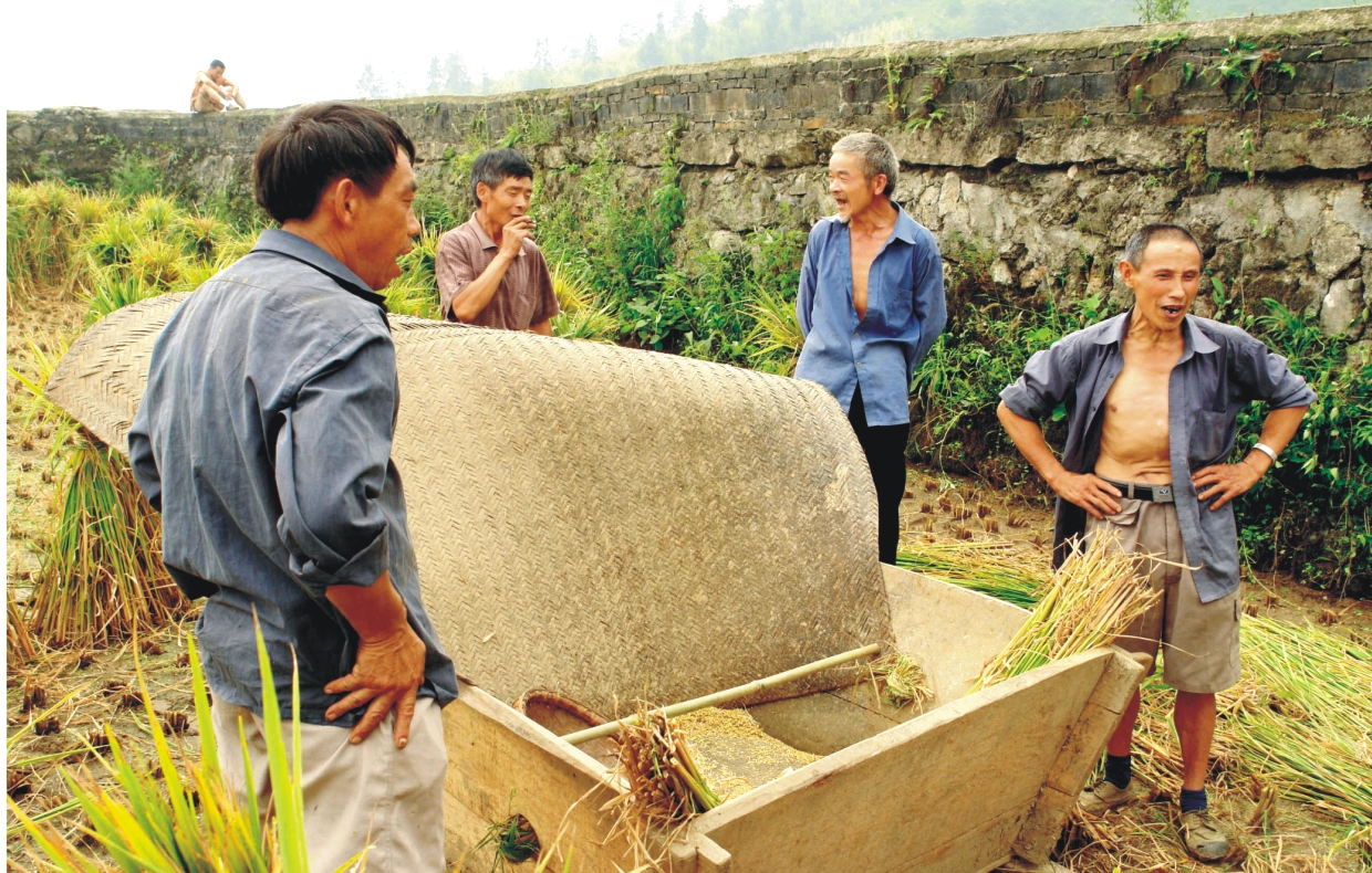 2013年，高桥张沟村民在劳动休息之余唱起峨眉山民歌，拍摄者：余井全.jpg?v=1726774590778