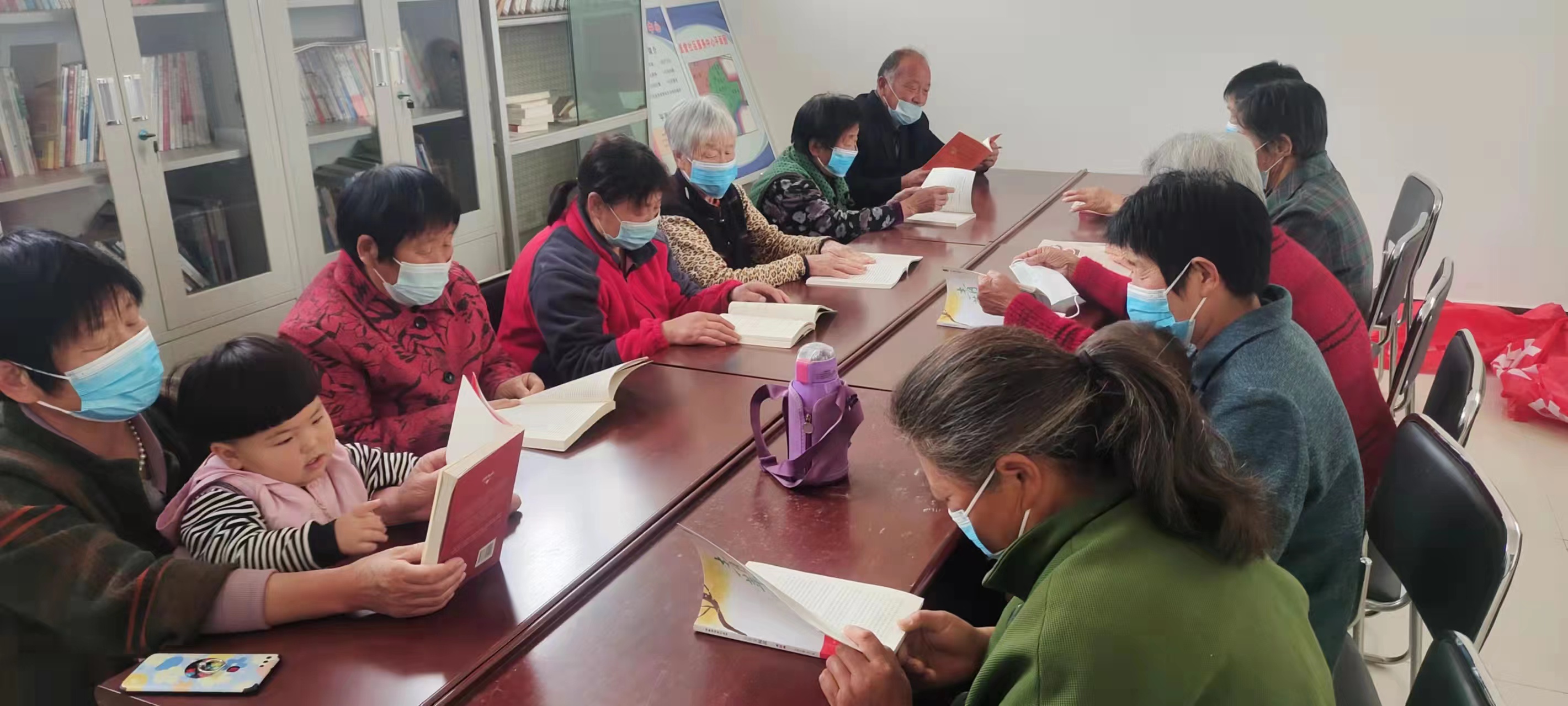 固河镇崔堂村农家书屋开展全民阅读活动