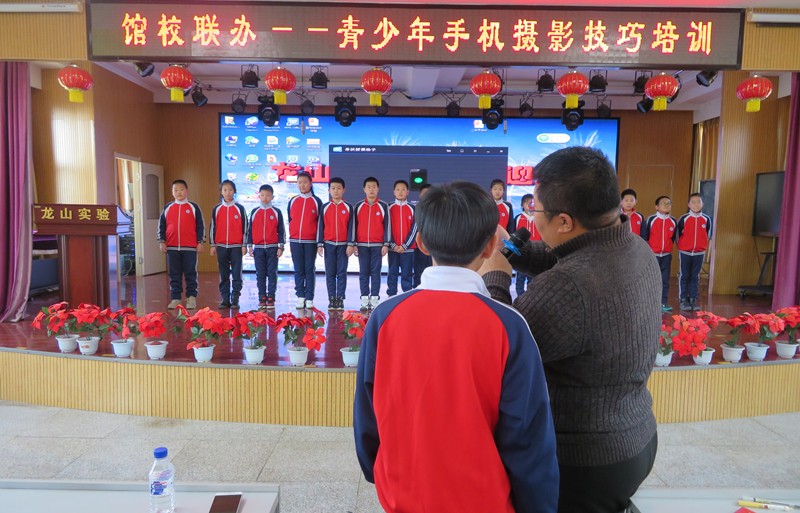 还讲了手机全景拍摄的应用。刘主任还对提升成片率及清晰度进行讲解。