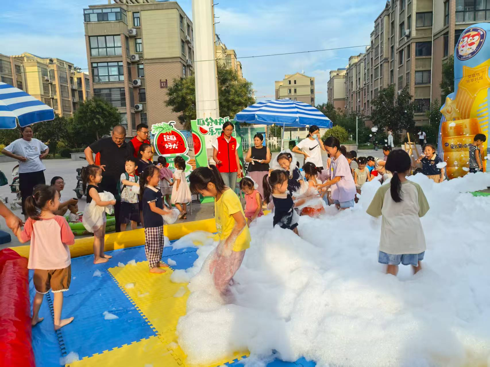 【莘县】莘州街道“欢乐泡泡趴”趣味活动