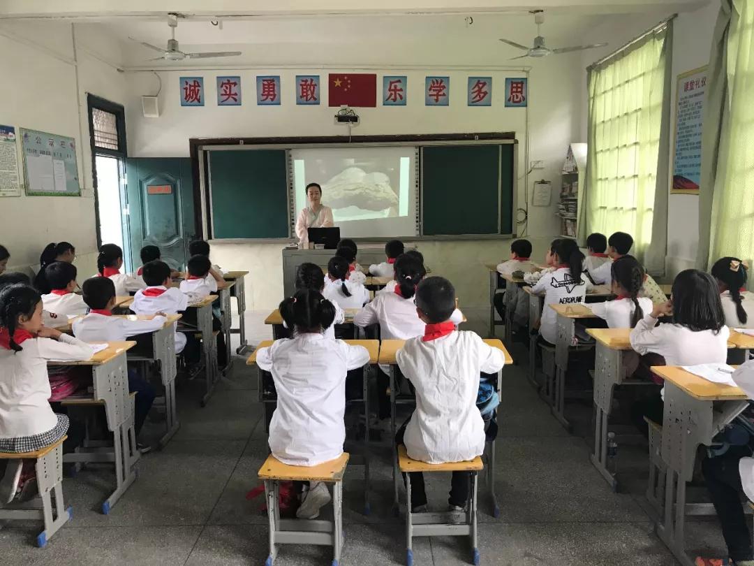 4月28日历史小课堂送课进校园活动,小课堂,在唱诵中创造表演,在表演中拓展思维,在活动中锻炼口才。 (3) 4月28日历史小课堂送课进校园活动,小课堂,在唱诵中创造表演,在表演中拓展思维,在活动中锻炼口才。 (3).jpg