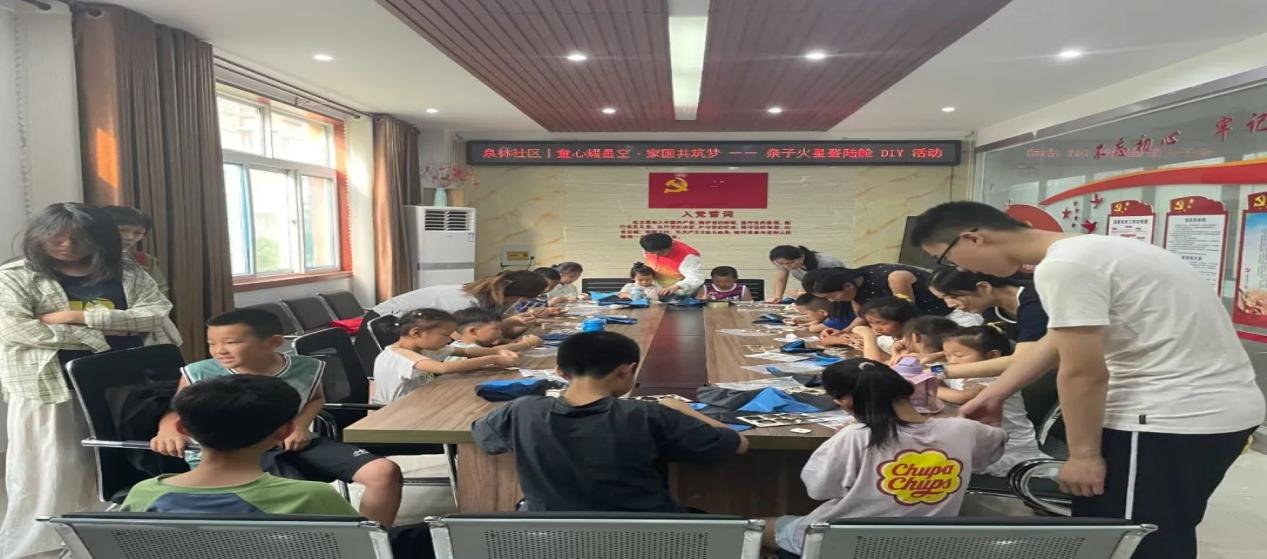 高唐县人和街道泉林社区开展“我们的中国梦 文化进万家”“童心耀星空·家国共筑梦—— 亲子火星登陆舱”DIY活动