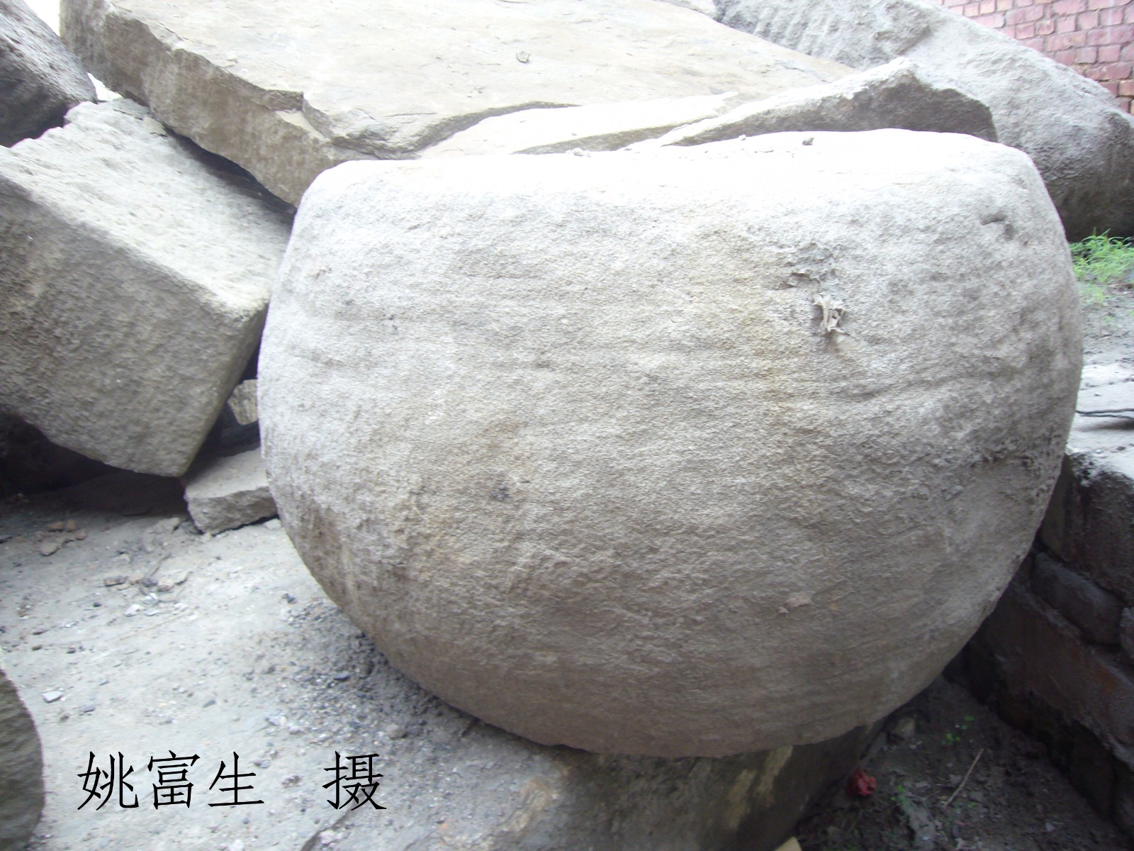 宝华阁遗留柱鼓石