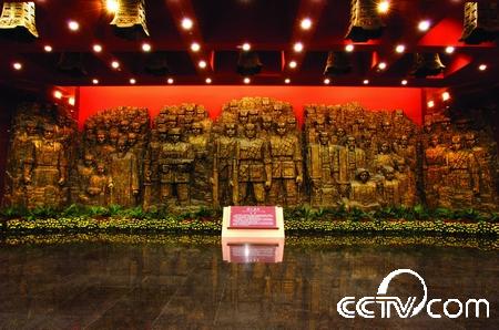 抗战文物——浮雕——“血肉长城”(又名“铜墙铁壁”),象征中华民族团结抗战,用血肉筑起钢铁长城。 抗战文物——浮雕——“血肉长城”(又名“铜墙铁壁”),象征中华民族团结抗战,用血肉筑起钢铁长城。.jpg?v=1764804267326