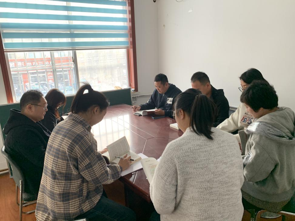 高唐县鱼邱湖街道东兴社区“文润初心”百部红色经典诵读活动