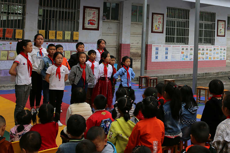 2019年5月29日,恩施州图书馆在花被小学开展阅读分享会,孩子们背诵毛泽东诗词_副本 2019年5月29日,恩施州图书馆在花被小学开展阅读分享会,孩子们背诵毛泽东诗词_副本.jpg?v=1762257355713