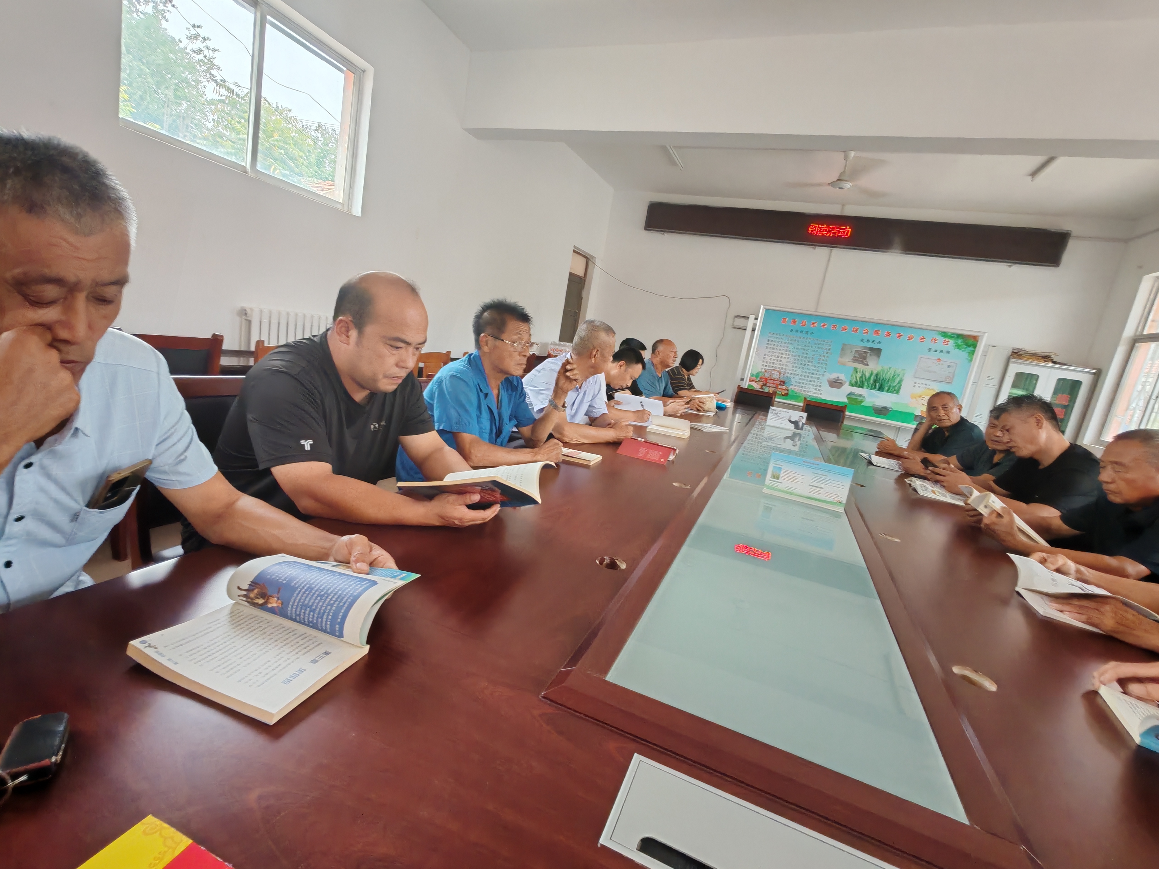 高唐县人和和兴社区薪火相传八十载，齐聚共读忆峥嵘”主题阅读活动