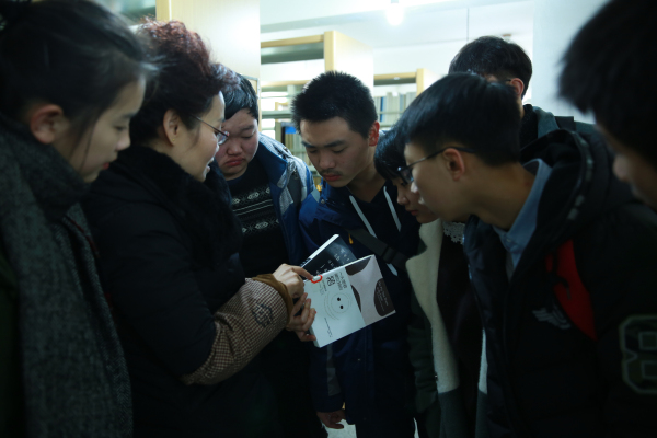 1月16日,恩施州图书馆综合部工作人员为“青志队”成员讲解图书排架知识.jpg?v=1762215766210