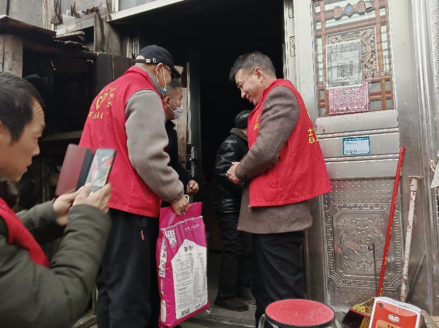 入户走访见真情,关心群众暖民心