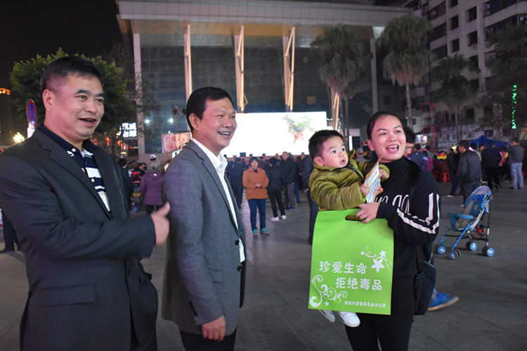 县委书记余国平(中)、县长廖敬华(左)向市民进行禁毒教育宣传 县委书记余国平(中)、县长廖敬华(左)向市民进行禁毒教育宣传.jpg?v=1772873395357