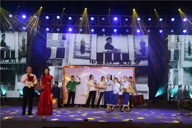 诗歌舞《筑梦中国圆梦阳山》。清远日报特约记者王媛婷摄 诗歌舞《筑梦中国圆梦阳山》。清远日报特约记者王媛婷摄.jpg?v=1772873397538