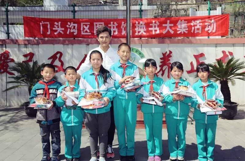 千军台小学赠书 (2).jpg?v=1765914163289