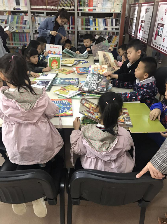 小朋友来参观图书馆3
