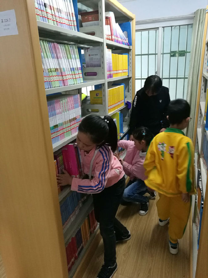 学习整理图书,将图书归类并有序排架.jpg?v=1762190328925